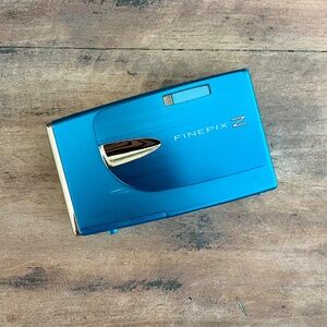 EUC Fujifilm Finepix Z20fD (Bright Blue)